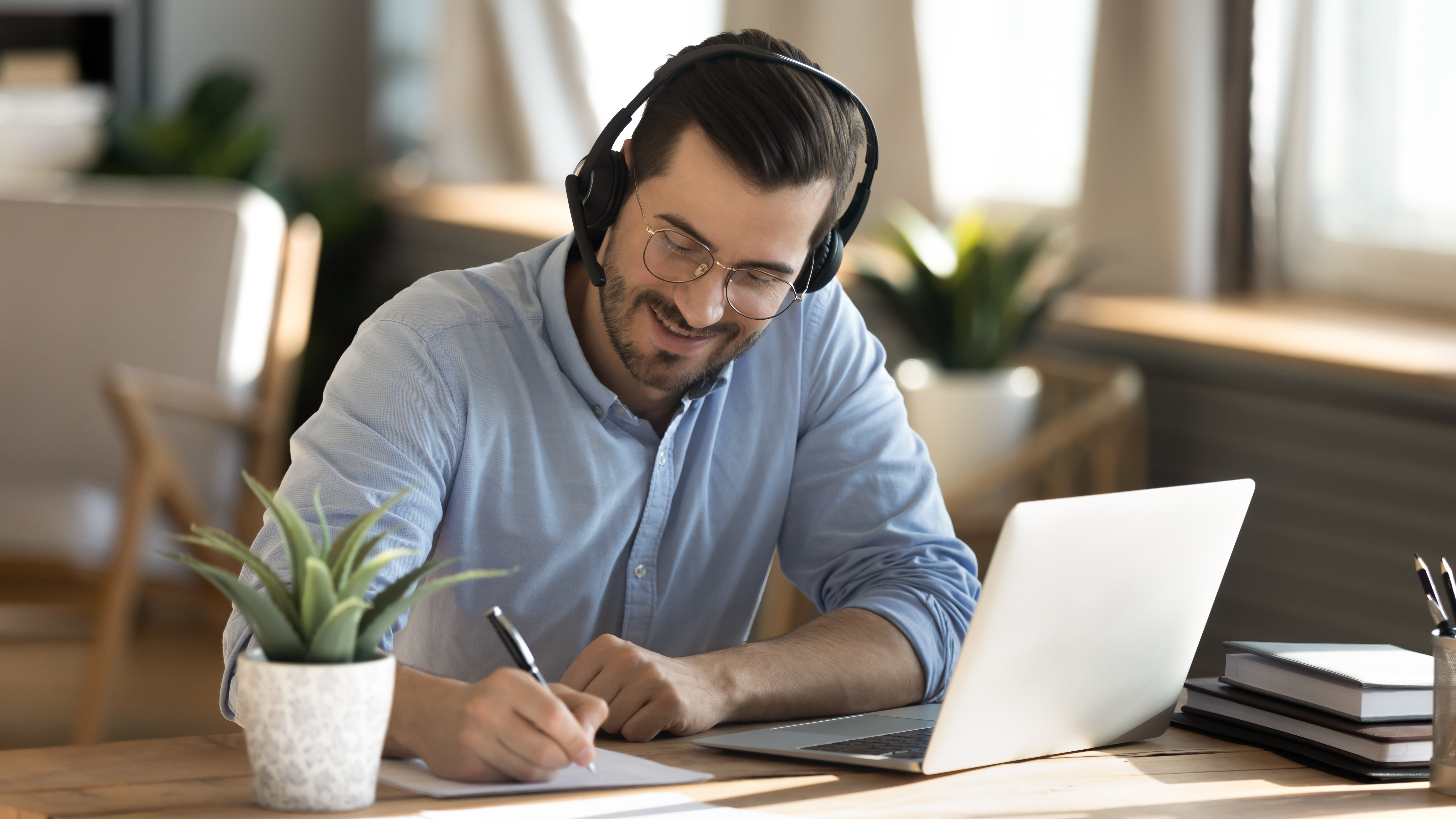 Etudiant étudie sur papier et ordinateur portable