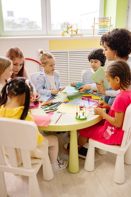 Reconversion professionnelle : Assistante maternelle ou Atsem, quelles  différences