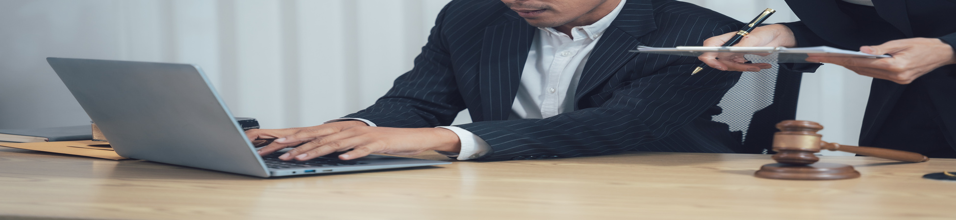 homme ordinateur bureau